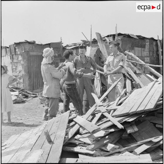 L'équipe de l'action psychologique de Maison Carrée dans le bidonville Vidal.