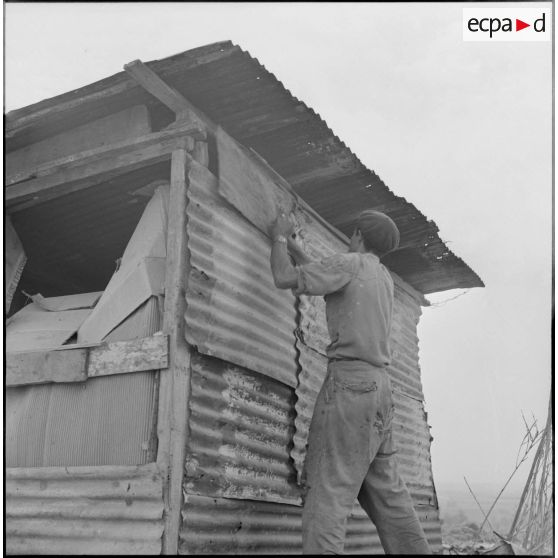 Destruction d'un gourbi.