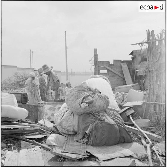 Déménagement d'un gourbi.