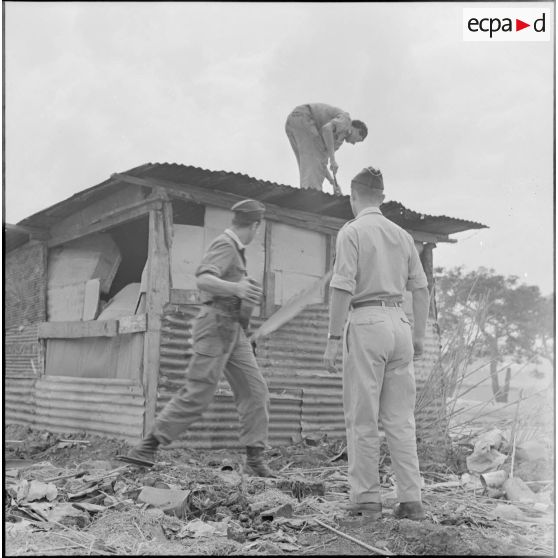 Destruction d'un gourbi.