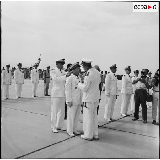 Le colonel Guy Leclere est fait commandeur de la Légion d'Honneur par le général Jouhaud, commandant la 5ème région aérienne.