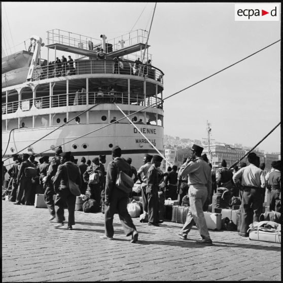 Militaires africains rapatriables sur le paquebot Djene, à destination de Dakar (Sénégal), sur le quai d'embarquement.