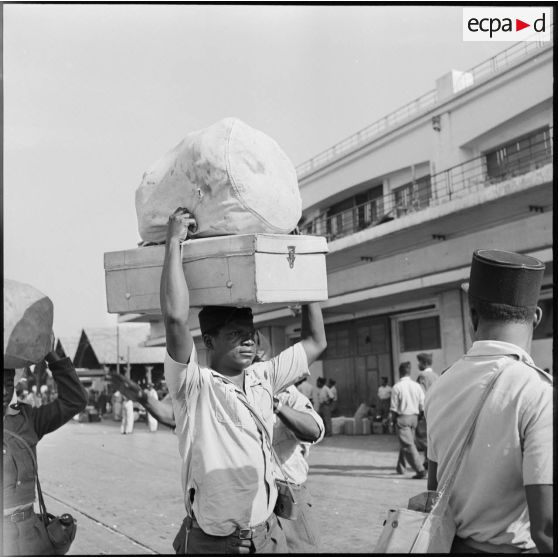 Embarquement du tirailleur Zokbelmou de Zérékoré, du IIème régiment d'infanterie colonial (RIC), sur le paquebot Djene, à destination de Dakar (Sénégal).