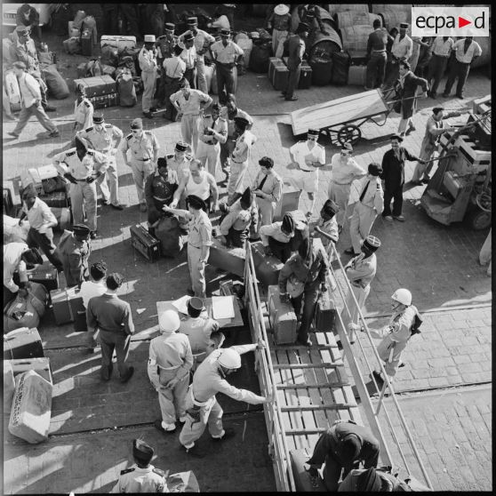 Embarquement des militaires africains sur le paquebot Djene, à destination de Dakar (Sénégal).