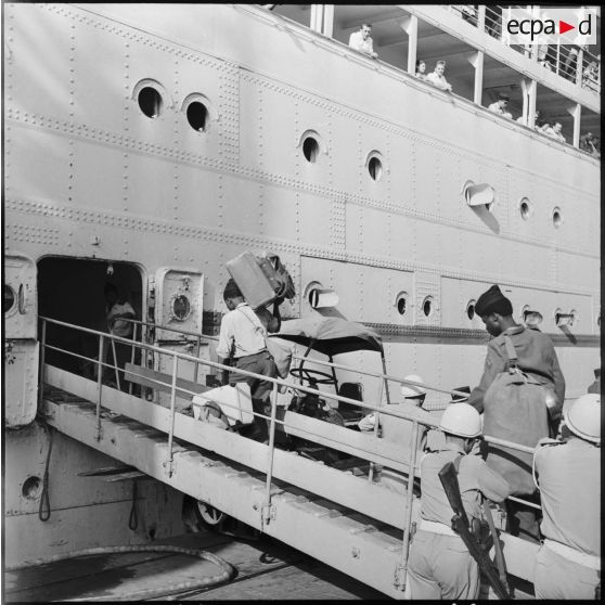 Embarquement des militaires africains sur le paquebot Djene, à destination de Dakar (Sénégal).