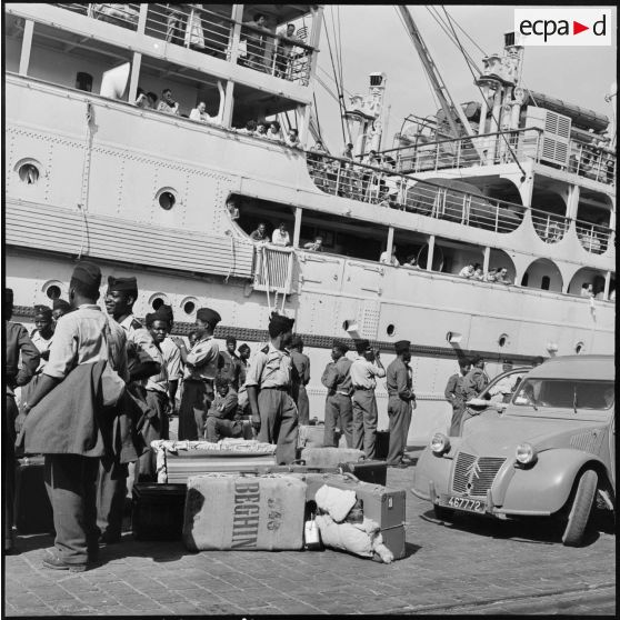 Militaires africains rapatriables sur le paquebot Djene, à destination de Dakar (Sénégal), sur le quai d'embarquement.