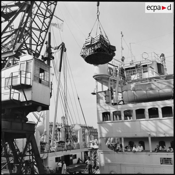 Embarquement des bagages des militaires africains sur le paquebot Djene, à destination de Dakar (Sénégal).