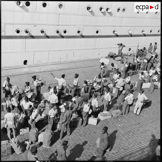 Militaires africains rapatriables sur le paquebot Djene, à destination de Dakar (Sénégal), sur le quai d'embarquement.