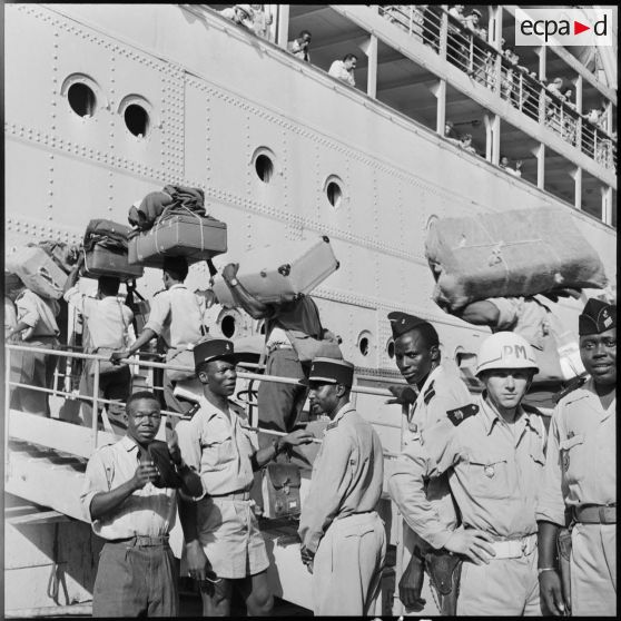 Embarquement des militaires africains sur le paquebot Djene, à destination de Dakar (Sénégal).