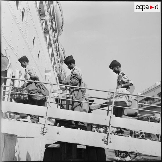 Embarquement des militaires africains sur le paquebot Djene, à destination de Dakar (Sénégal).