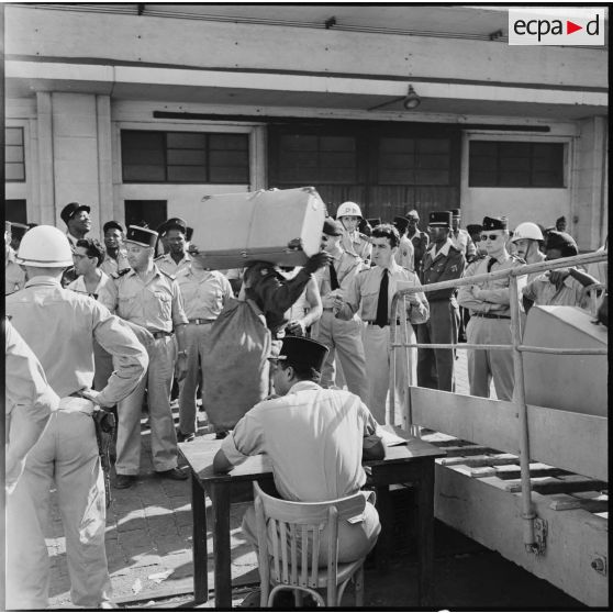 Embarquement des militaires africains sur le paquebot Djene, à destination de Dakar (Sénégal).