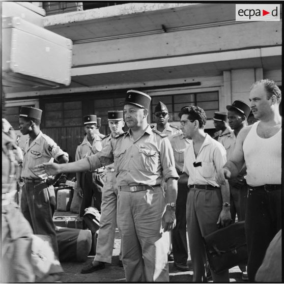 Le capitaine Gusse, commandant le dépot des isolés des troupes coloniales (DITC), surveille l'embarquement des militaires africains sur le paquebot Djene à destination de Dakar (Sénégal).
