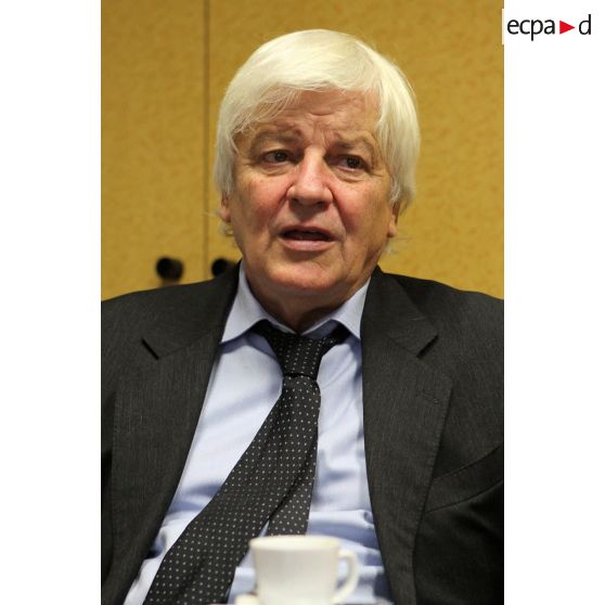 Portrait de Monsieur Jacques Perrin lors d'une interview présentant le film "L'empire du milieu du Sud".