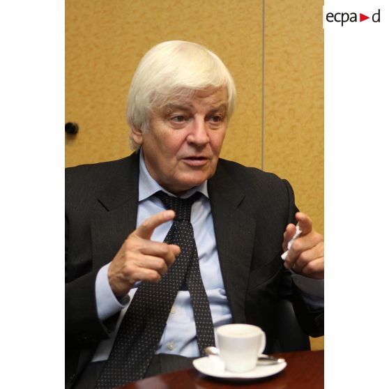 Portrait de Monsieur Jacques Perrin lors d'une interview présentant le film "L'empire du milieu du Sud".