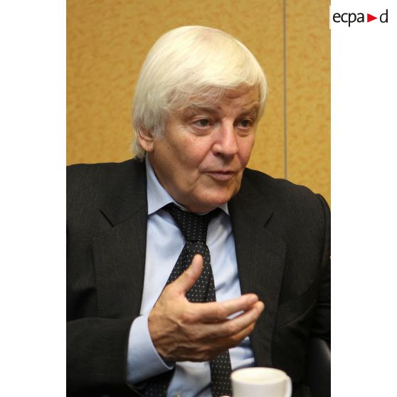 Portrait de Monsieur Jacques Perrin lors d'une interview présentant le film "L'empire du milieu du Sud".