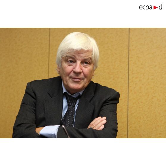 Portrait de Monsieur Jacques Perrin lors d'une interview présentant le film "L'empire du milieu du Sud".