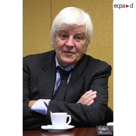 Portrait de Monsieur Jacques Perrin lors d'une interview présentant le film "L'empire du milieu du Sud".