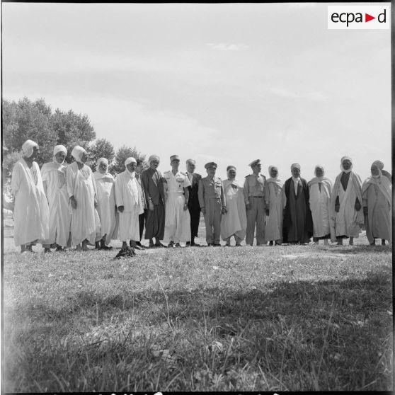 Le préfet de Médéa, monsieur Bonhomme, pose avec l'ensemble des autorités civiles et militaires.