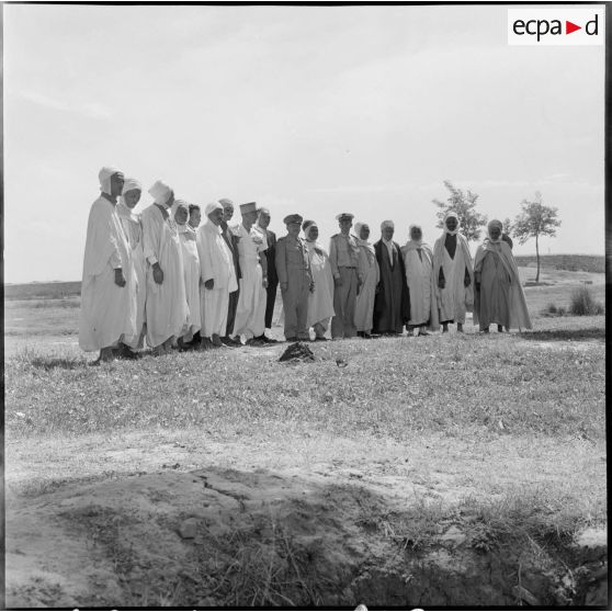 Le préfet de Médéa, monsieur Bonhomme, pose avec l'ensemble des autorités civiles et militaires.