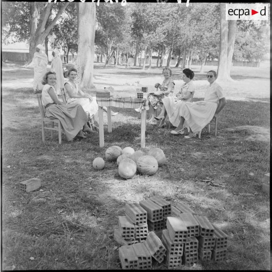 Femmes posant assises autour d'une table, dont madame Bonhomme, la femme du préfet de Médéa.