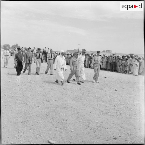 Le maire de Taguine, monsieur Mahmoudi Seddik, le préfet de Médéa, monsieur Bonhomme, le colonel Tabouis et le sous préfet de Médéa arrivent à Taguine.