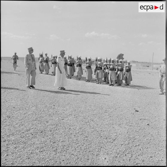 Cérémonie militaire en présence du colonel Tabouis.