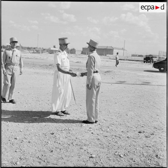 Cérémonie militaire en présence du colonel Tabouis.