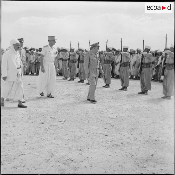 Le préfet de Médéa, monsieur Bonhomme, et le colonel Tabouis passent en revue la Harka Magzhen.