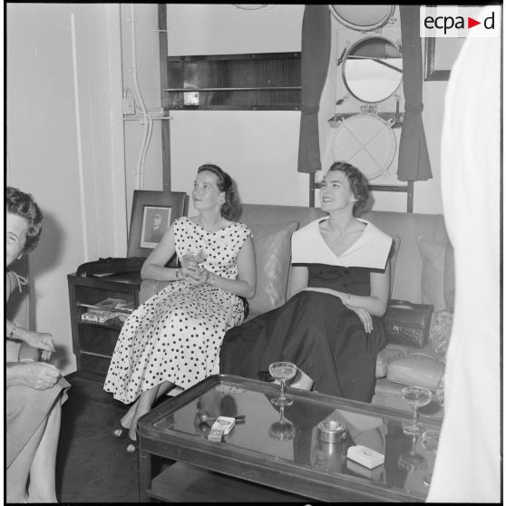 Dans les salons de l'amiral Ponchardier.