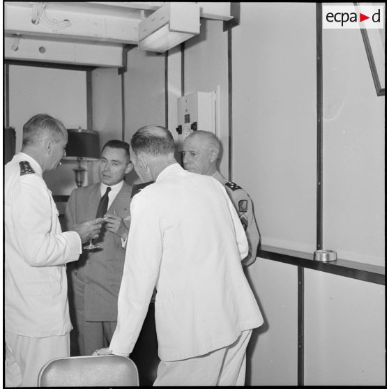 Dans les salons de l'amiral Ponchardier.