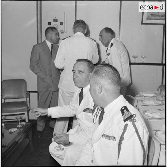 Dans les salons de l'amiral Ponchardier.