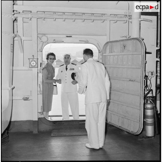 Madame la générale Massu, reçue par monsieur le capitaine de vaisseau Vedel, commandant le "La Fayette".