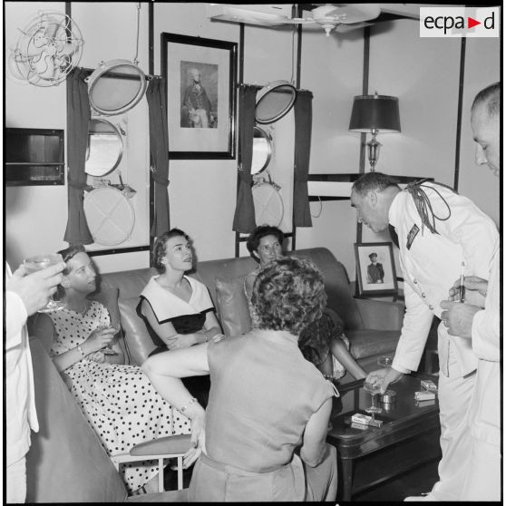 Dans les salons de l'amiral Ponchardier.