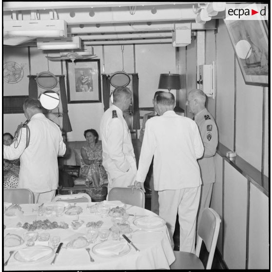 Dans les salons de l'amiral Ponchardier.