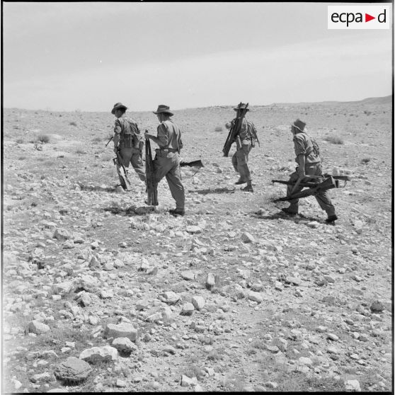 Les armes capturées plus un fusil mitraileur (FM). Le 44ème régiment d'infanterie (RI) ramène les armes des rebelles.