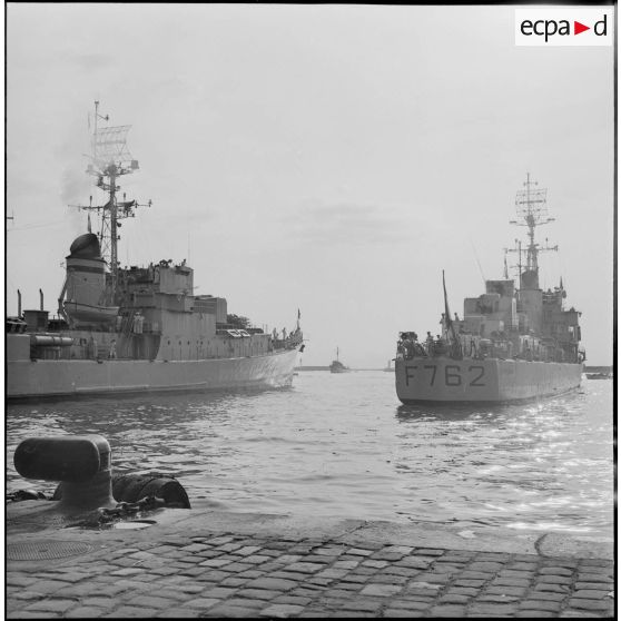 Accostage de l'escorteur "Le Brestois" dans le port d'Alger.