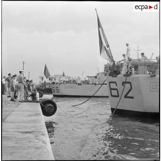 Accostage de l'escorteur "Le Brestois" dans le port d'Alger.