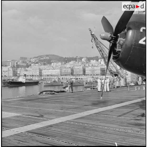 Les escorteurs à quai dans le port d'Alger vus du "La Fayette".