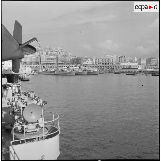 Les escorteurs à quai dans le port d'Alger vus du "La Fayette".