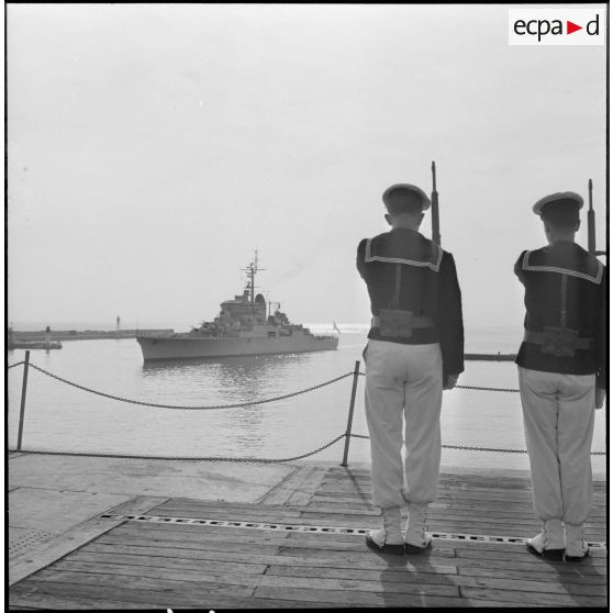 Le croiseur anti-aérien "De Grasse" entre au port.