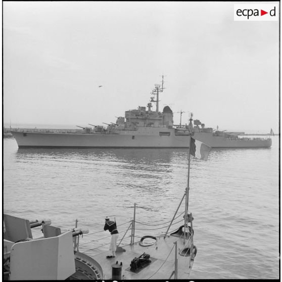 Le croiseur anti-aérien "De Grasse" entre au port.