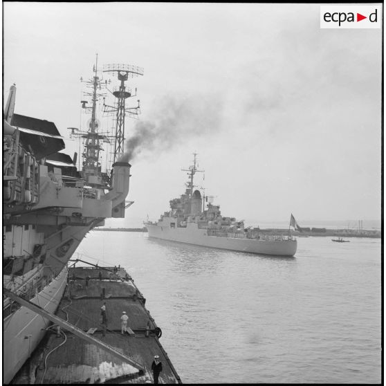 Le croiseur "De Grasse" accoste dans le port d'Alger.