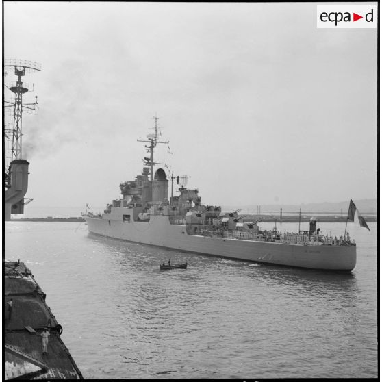 Le croiseur "De Grasse" accoste dans le port d'Alger.