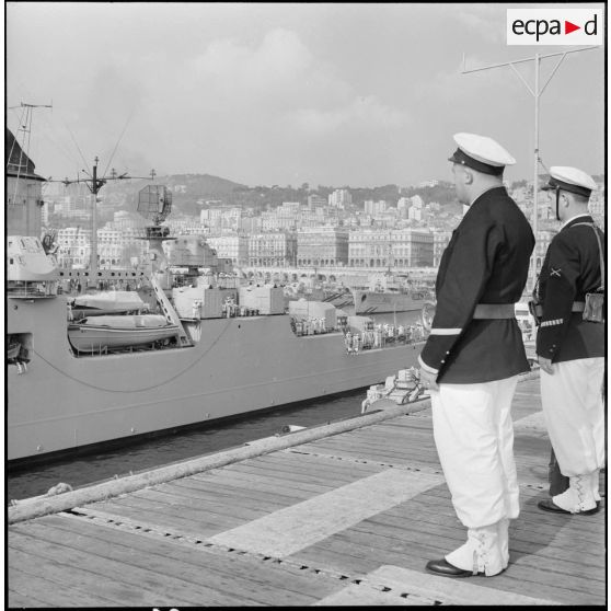 Le croiseur "De Grasse" accoste dans le port d'Alger.