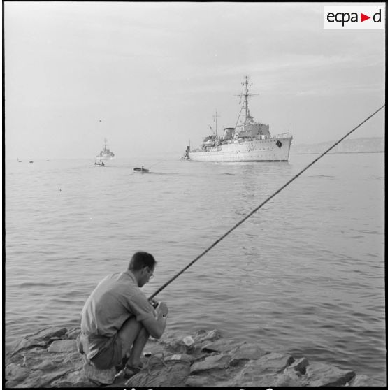 Le ravitailleur de sous-marins "Gustave Zede" entre au port d'Alger.