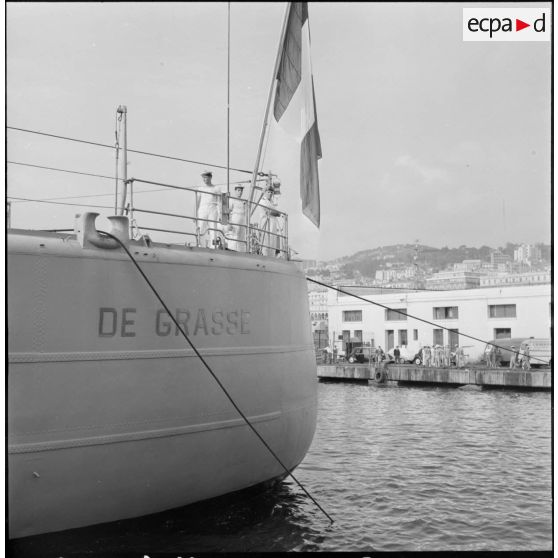Le croiseur "De Grasse" accoste dans le port d'Alger.