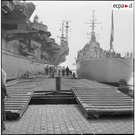 Le croiseur "De Grasse" et le porte avion "La Fayette".