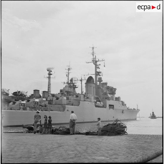 Le croiseur "De Grasse" dans le port d'Alger.