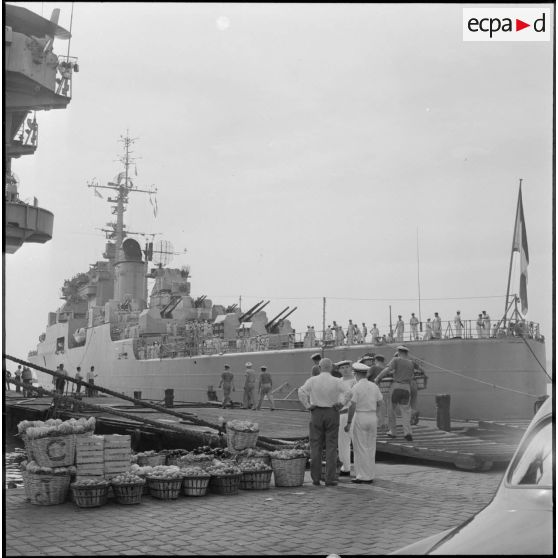 Le croiseur "De Grasse" dans le port d'Alger.