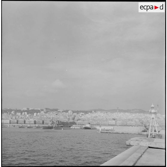 Une partie de l'escadre commandé par monsieur le vice-amiral Jozan dans le port d'Alger.